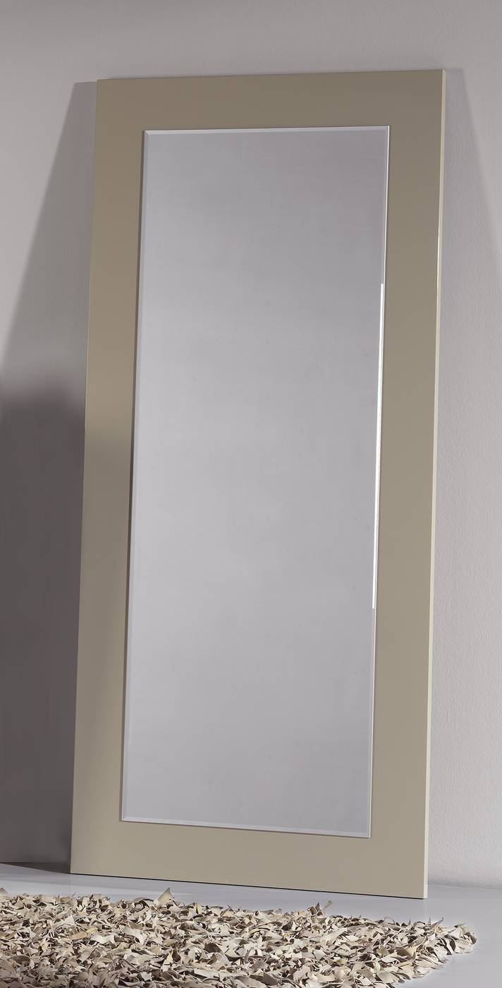 Espejo alto rectangular, con marco lacado en color piedra brillo