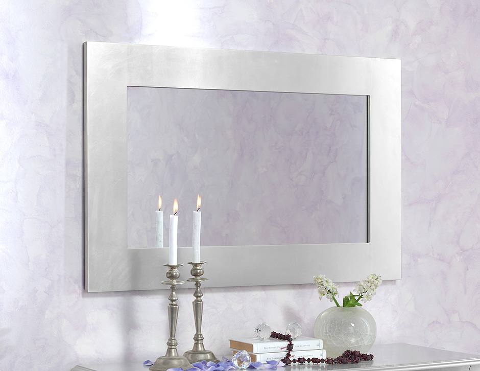Espejo rectangular, con marco lacado en color plata brillo