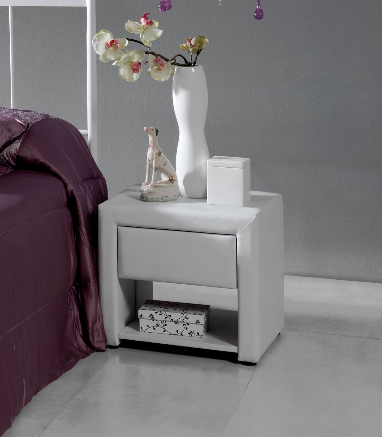 Mesita Tapizada LD M-105 Blanca - Mesita de noche tapizada en polipiel color blanco, con un cajón + un hueco