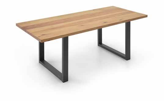 Mesa de comedor rectangular, con patas metálicas de color negro y tablero de madera maciza de 4 cm de grosor.