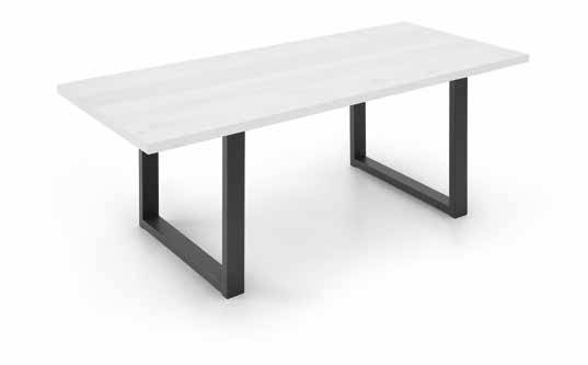 Mesa de comedor rectangular, con patas metálicas de color blanco o negro y tablero de chapa de madera en varios colores.