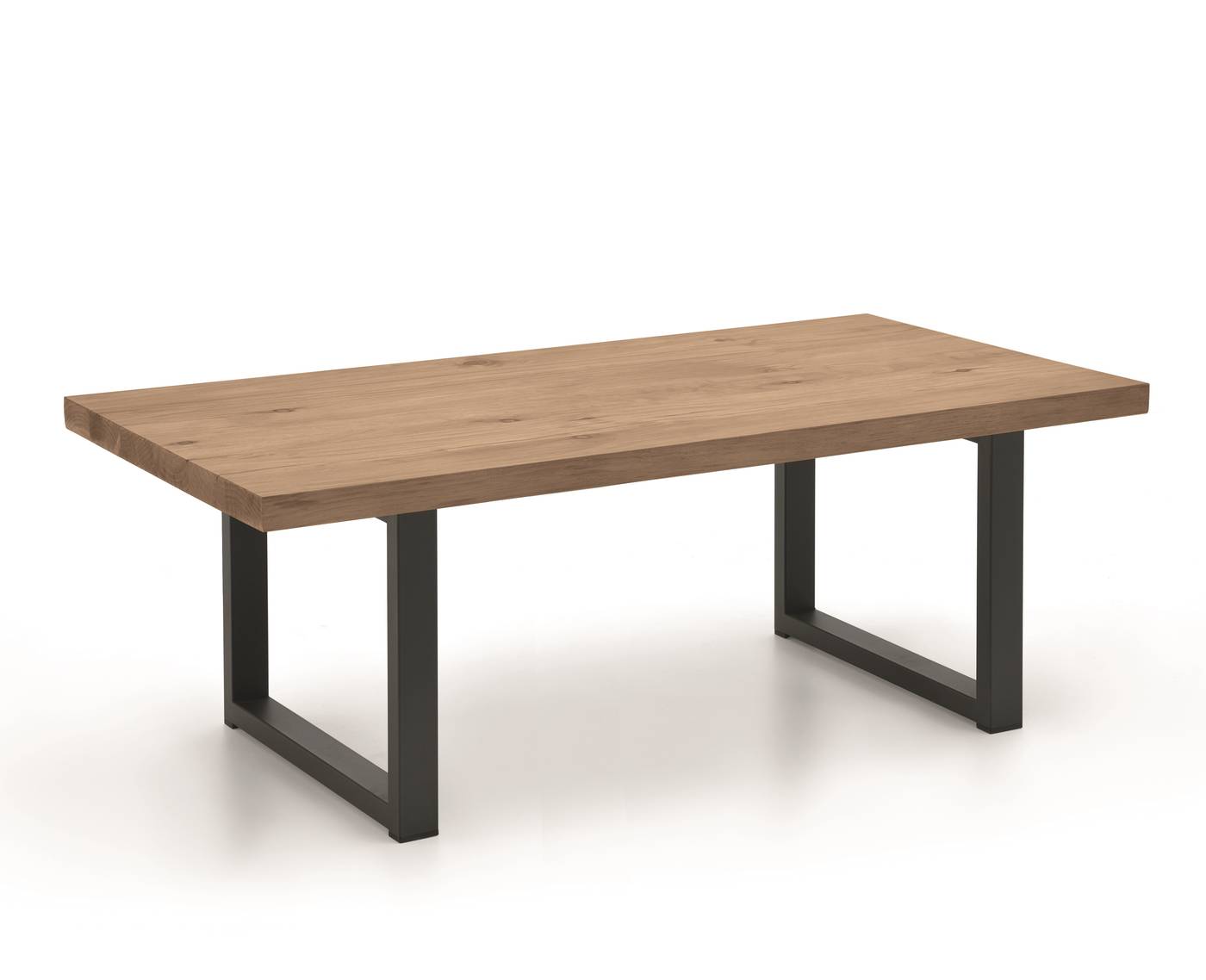 Mesa de centro rectangular, con patas metálicas color negro. Tablero de madera maciza o chapado en varios colores.