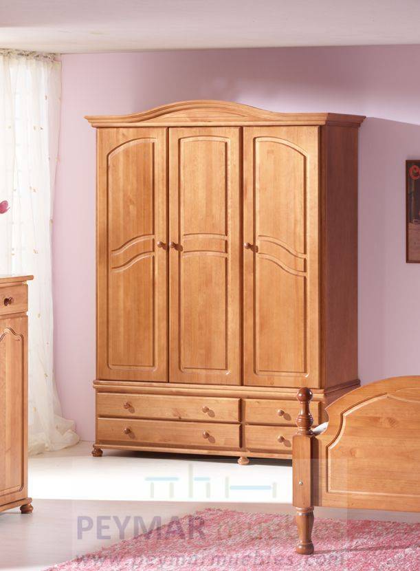 Mueble pequeño de madera natural con dos puertas y cuatr…