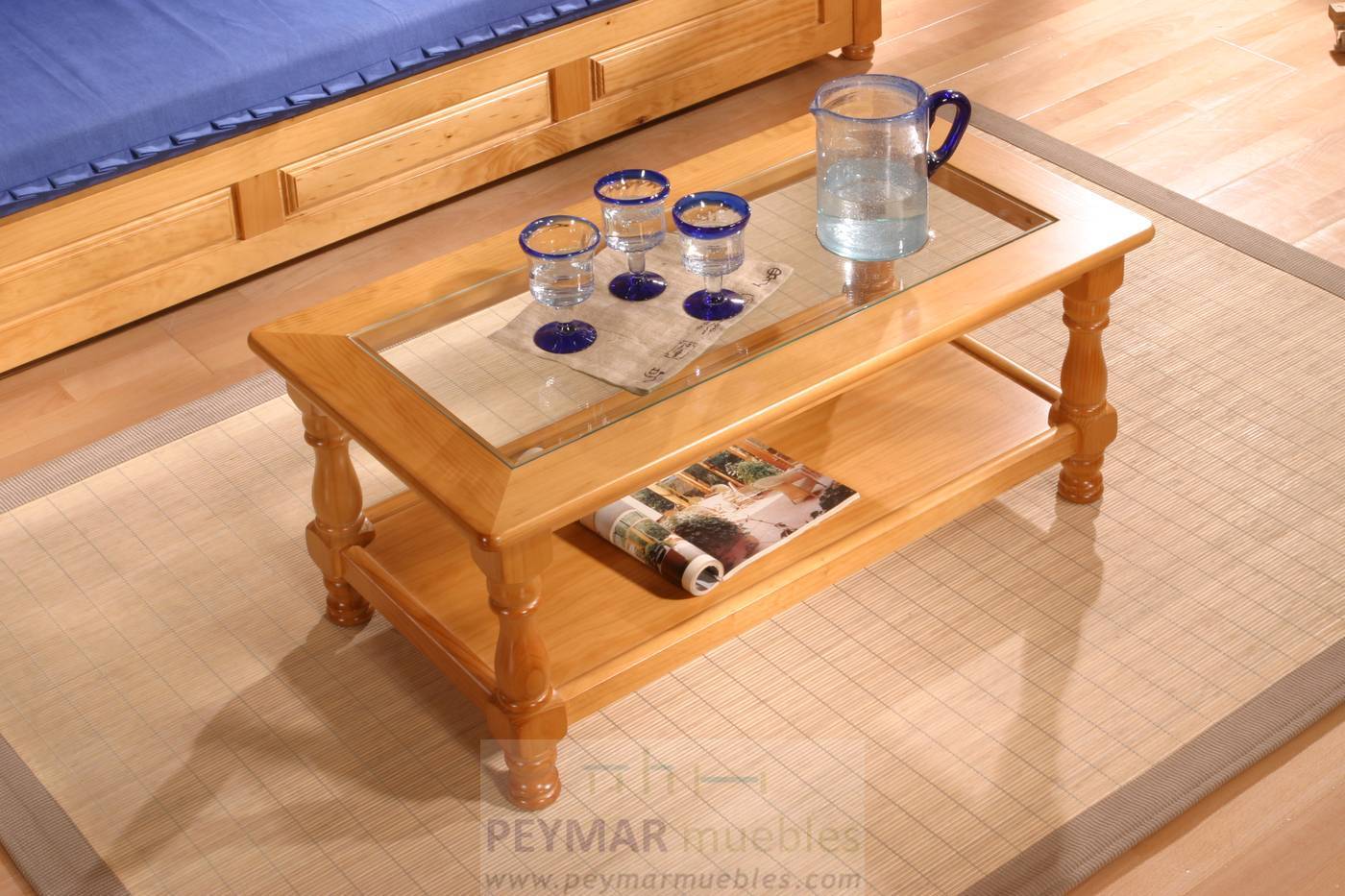 Mesa de centro rectangular de madera de pino, con revistero y tapa de cristal. Disponible en varios colores.