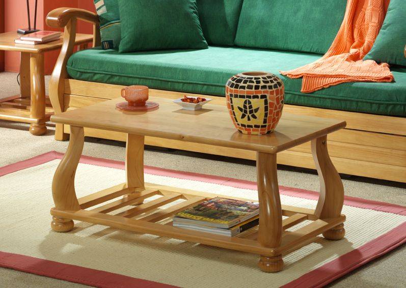 Mesa de centro de madera de pino, con revistero y tapa de madera
