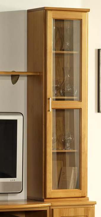 Vitrina de madera de pino,  con una puerta de cristal y 3 estantes interiores.
