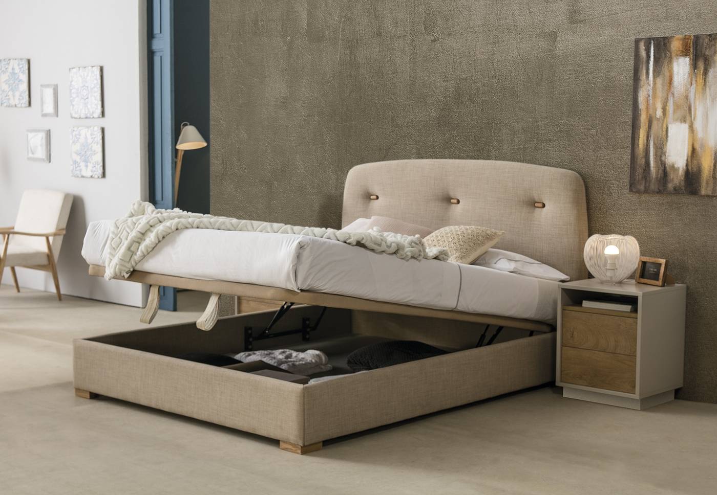 Cama con canapé abatible tapizado en polipiel, tela o terciopelo, para cama de 150, 160 o 180 cm. Disponible en varios colores.