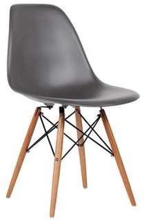 Silla Polipropileno Gris - Silla de comedor. Patas de madera, con respaldo y asiento de polipropileno color gris.
