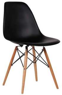 Silla Polipropileno Negra - Silla de comedor. Patas de madera, con respaldo y asiento de polipropileno color negro.