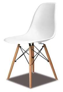 Silla Polipropileno Blanca - Silla de comedor. Patas de madera, con respaldo y asiento de polipropileno color blanco.