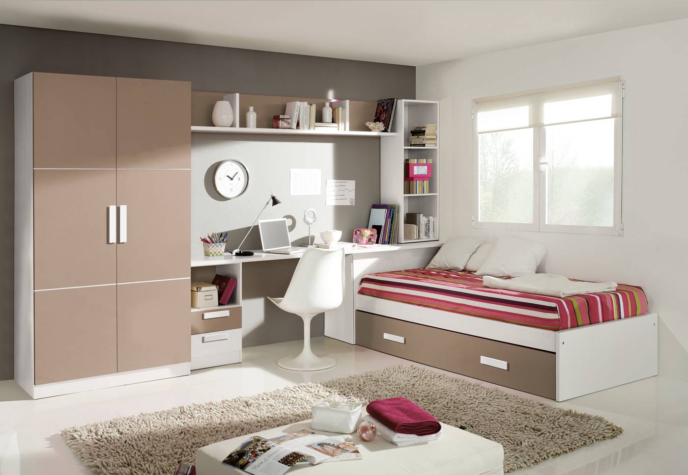 Habitación juvenil completa: mesa, cama y estantes