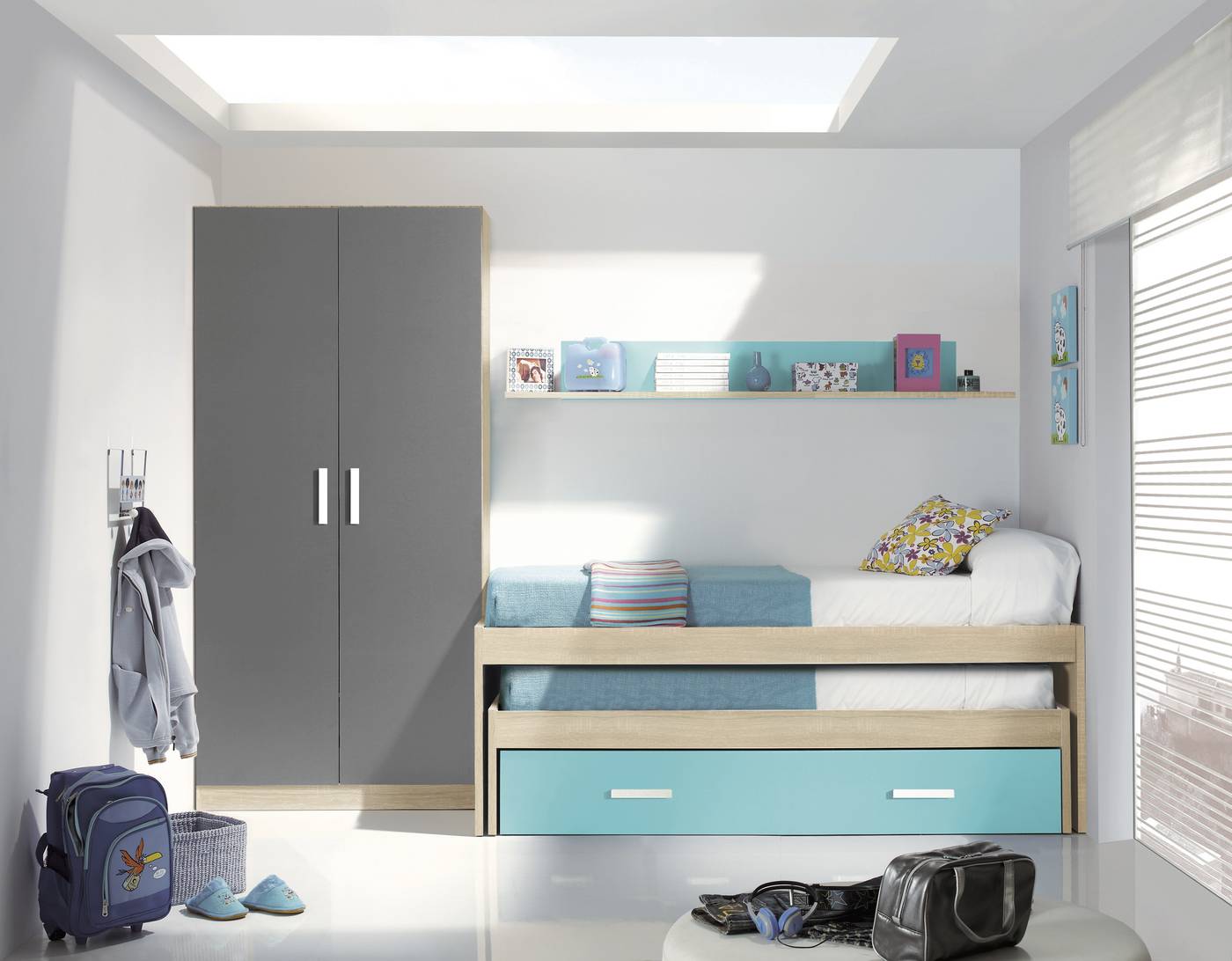Habitación juvenil: Cama compacta y estante de pared (Armario opcional)