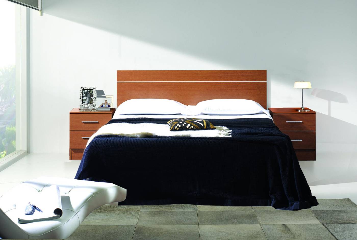 Dormitorio con cama con cajones sinfonier y 2 mesitas en Cartagena