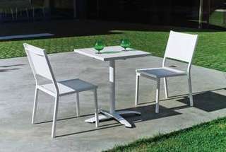 Set Aluminio Boston/Sion-2 de Hevea - Mesa cuadrada 60 cm de aluminio,  con tablero lamas de aluminio + 2 sillas aluminio y textilen. Disponible en varios colores: blanco, antracita, champagne, plata o marrón.