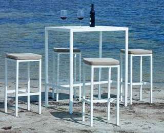 Mesa bar-jardín ▯100 aluminio+ 4 taburetes [Caeli] de Hevea - Conjunto de aluminio para jardín: mesa bar rectangular de 100 cm. con tablero de lamas de aluminio y 4 taburetes sin respaldo de aluminio. Disponible en color blanco, antracita, champagne, plata, marrón o nude.