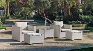 Set 2 sillones + mesa + tabures de ratán [Tuscan] de Hevea - Conjunto de ratán sintético color blanco para jardín: 2 sillones + 2 reposapiés + mesa auxiliar