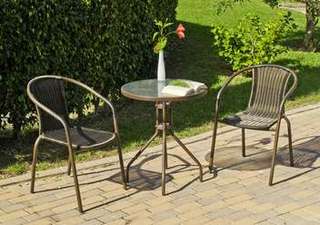 Set Acero Brasil-60 de Hevea - Conjunto de acero color bronce: mesa redonda de 60 cm. Con tapa de cristal templado + 2 sillones apilables de acero y ratán sintético