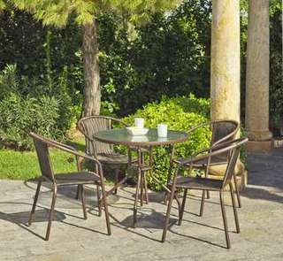 Set Acero Brasil-90 de Hevea - Conjunto de acero color bronce: mesa redonda de 90 cm. Con tapa de cristal templado y 4 sillones apilables de wicker reforzado