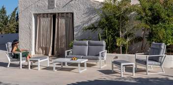 Set: sofá 2p + 2 sillones + mesa [BoloniaXL] de Hevea - Conjunto de aluminio para jardín. Formado por: 1 sofá de 2 plazas + 2 sillones + 1 mesa de centro. Colores: blanco, plata, marrón, nude, champagne o antracita.