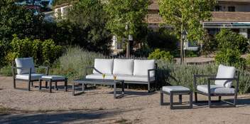 Sofá 3p + 2 sillones + taburetes, aluminio [Piona] de Hevea - Conjunto de aluminio para exterior: sofá 3 plazas + 2 sillones + mesa de centro + 2 taburetes. Disponible en cinco colores diferentes.