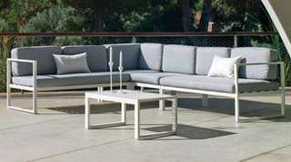 Rinconera 6 p de aluminio + mesa de centro [Adel] de Hevea - Rinconera modular de 6 plazas para jardín, con cojines desenfundables. Estructura de aluminio color blanco, antracita, champagne, plata, marrón o nude.