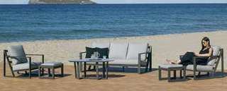Sofá 3p + sillones + taburetes de aluminio [Aleli] de Hevea - Lujoso conjunto de aluminio para jardín: 1 sofá de 3 plazas + 2 sillones + 2 reposapiés + 1 mesa de centro. Disponible en color blanco, antracita, champagne, plata, marrón o nude.
