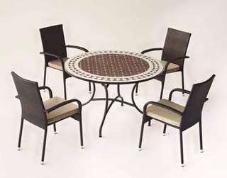 Conjunto Mosaico Alondra120-Bergamo de Hevea - Conjunto de forja color marrón: mesa con tablero mosaico de 120 cm + 4 sillones de ratán sintético con cojines.