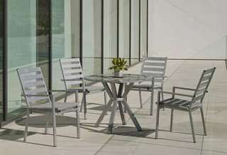 Set Aluminio Baracoa-Palma 110-4 de Hevea - Moderno conjunto de aluminio luxe: Mesa de comedor poligonal de 110 cm. + 4 sillones de aluminio. Disponible en color blanco, antracita, champagne, plata o marrón.