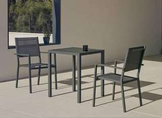 Set Aluminio Melea-Córcega 65-2 de Hevea - Conjunto aluminio para jardín: Mesa cuadrada de 65 cm. + 2 sillones de aluminio y textilen. Disponible en color blanco, plata y antracita.