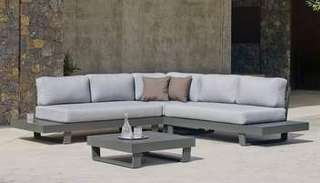 Set aluminio: rinconera 5p + mesa centro [Menfis] de Hevea - Rinconera confort lujo 5 plazas, con cojines desenfundables + mesa de centro, para jardín. Estructura robusta de aluminio color blanco, antracita, champagne, plata, marrón o nude.