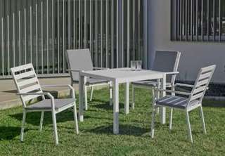 Set Aluminio Palma-Caravel 90-4 de Hevea - Conjunto aluminio luxe: Mesa cuadrada 90 cm + 4 sillones. Disponible en color blanco, plata, bronce, antracita y champagne.