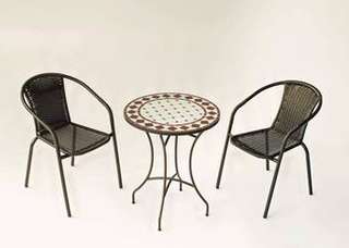 Conjunto Mosaico Austin-Brasil de Hevea - Mesa de forja color bronce, con tablero mosaico de 60 cm + 2 sillones apilables de wicker sintético.