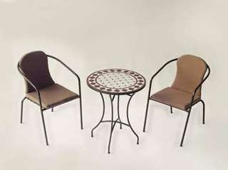Conjunto Mosaico Austin-Marsel de Hevea - Mesa de forja color bronce, con tablero mosaico de 60 cm + 2 sillones apilables de aluminio con cojín.