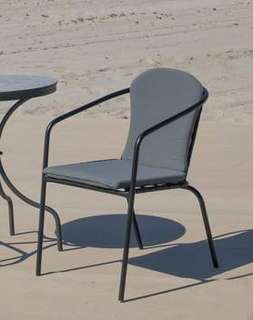 Sillón Aluminio Beliani de Hevea - Sillón apilable de aluminio color marrón o antracita, con cojín asiento y respaldo a juego.