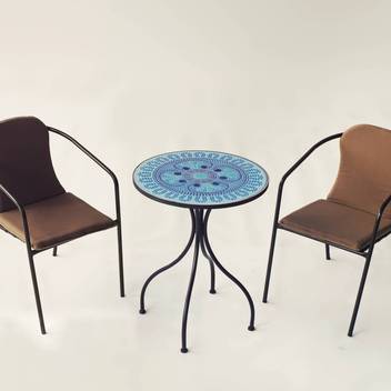 Set mesa mosaico ◯60 + 2 sillones [Berna-Marsel] de Hevea - Conjunto para jardín o terraza: mesa de forja color antracita, con tablero mosaico de 60 cm + 2 sillones apilables de aluminio con cojín.