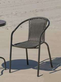 Sillón Acero Brasil de Hevea - Sillón apilable de acero color bronce, con asiento y respaldo de wicker sintético