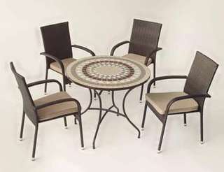 Conjunto Mosaico Camarines-Bergamo de Hevea - Conjunto de forja color marrón: mesa con tablero mosaico de 90 cm + 4 sillones de ratán sintético con cojines.