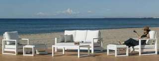 Sofá 3p + 2 sillones + mesa de aluminio [Cartago] de Hevea - Conjunto lujoso y robusto de aluminio para jardín: 1 sofá de 3 plazas + 2 sillones + 1 mesa de centro. Disponible en color blanco, antracita, champagne, plata, marrón o nude.