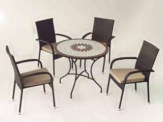Conjunto Mosaico Estela90-Bergamo de Hevea - Conjunto de forja color marrón: mesa con tablero mosaico de 90 cm + 4 sillones de ratán sintético con cojines.