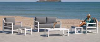 Sofá 2p + 2 sillones + mesa de aluminio [Dublian] de Hevea - Lujoso conjunto de aluminio para jardín: sofá 2 plazas + 2 sillones + mesa de centro. Color conjunto: blanco, antracita, champagne, plata, marrón o nude.
