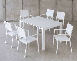Set Aluminio LimaExt-Córcega 150-4 de Hevea - Conjunto de aluminio: mesa extensible con tablero HPL + 4 sillones de textilen. Disponible en color blanco o antracita.