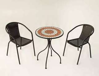 Mesa mosaico ◯60 + 2 sillones wicker [Ma-Brasil] de Hevea - Conjunto para jardín o terraza: mesa de forja color bronce, con tablero mosaico de 60 cm + 2 sillones apilables de wicker sintético