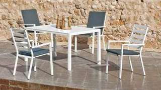 Conjunto Aluminio Palma 150-4 de Hevea - Mesa rectangular de aluminio con tablero lamas de aluminio + 4 sillones con cojines. Disponible en color blanco, plata, bronce, antracita y champagne.