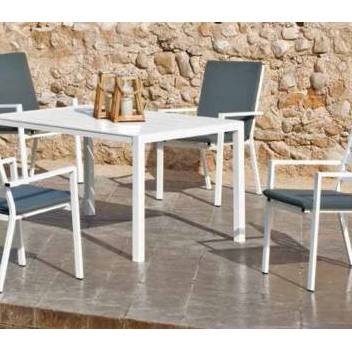 Conjunto Aluminio Palma 150-4 de Hevea - Mesa rectangular de aluminio con tablero lamas de aluminio + 4 sillones con cojines completos. Disponible en color blanco, antracita, champagne, plata o marrón.