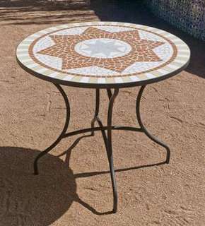 Mesa Mosaico Aney-100 de Hevea - Mesa mosaico redonda. Estructura de acero forjado color bronce, con patas reforzadas y panel de mosaico