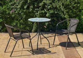 Set Mosaico Dorian-Santana de Hevea - Conjunto de acero color gris: mesa de acero forjado, con tablero mosaico circular de 60 cm. + 2 sillones apilables de wicker