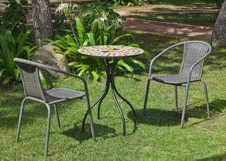 Set Mosaico Estoril-Santana de Hevea - Conjunto de terraza y jardín color gris: mesa redonda de acero forjado, con tablero mosaico de 60 cm. + 2 sillones apilables de wicker