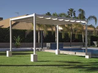 Pérgola toldo retráctil Kavana de Hevea - Pérgola con toldo superior retráctil. Estructura y toldo color blanco. Con 4 jardinera rellenables con 25Kg por unidad.