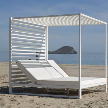Cama con dosel y techo de aluminio [Santorini] de Hevea - Cama para jardín, con respaldo y techo de laminas de aluminio. Doble respaldo multiposiciones independientes. Estructura de aluminio color blanco.