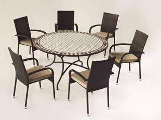 Conjunto Mosaico Zaira140-Bergamo de Hevea - Conjunto de forja color marrón: mesa con tablero mosaico de 140 cm + 6 sillones de ratán sintético con cojines.